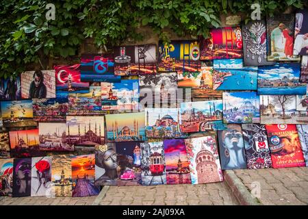 Farbenfrohe Gemälde und Fotografien sind für den Verkauf an einer Wand in der Vorstadt Karaköy angeboten Stockfoto