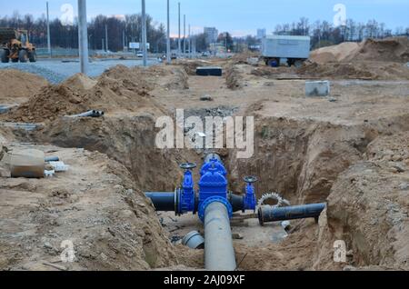 Bau der Wasserleitung Pipeline. Festlegung der unterirdischen sturmabwasserkanäle an der Baustelle, wasser, sanitär Kanalisation, ablassen. Installat Stockfoto