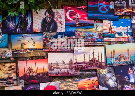 Farbenfrohe Gemälde und Fotografien sind für den Verkauf an einer Wand in der Vorstadt Karaköy angeboten Stockfoto