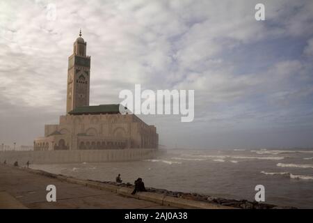 Ein Blick von der Küste der Hassan-II-Moschee in Casablanca, Marokko im Monat November. Es ist die größte Moschee Afrikas und die 10. Der Welt Stockfoto