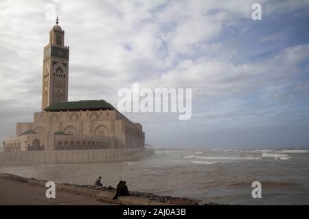 Ein Blick von der Küste der Hassan-II-Moschee in Casablanca, Marokko im Monat November. Es ist die größte Moschee Afrikas und die 10. Der Welt Stockfoto