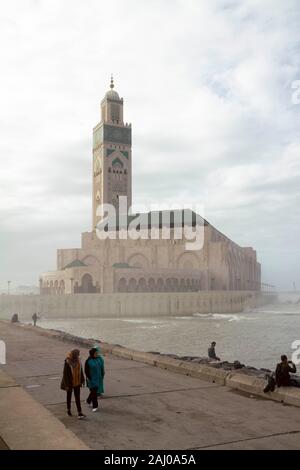 Ein Blick von der Küste der Hassan-II-Moschee in Casablanca, Marokko im Monat November. Es ist die größte Moschee Afrikas und die 10. Der Welt Stockfoto