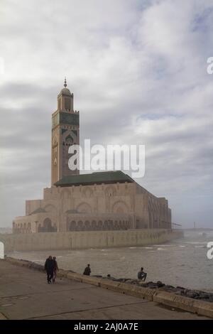 Ein Blick von der Küste der Hassan-II-Moschee in Casablanca, Marokko im Monat November. Es ist die größte Moschee Afrikas und die 10. Der Welt Stockfoto