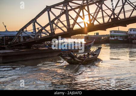 Boot mit Passagieren verlassen Jetty Pier in Yangon, Myanmar. Stockfoto