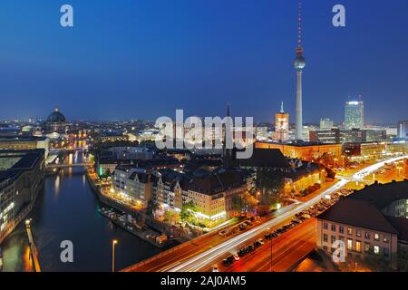 Berlin Mitte mit Fernsehturm und Berliner Dom an der Spree, Deutschland Stockfoto