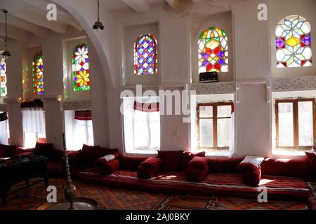 (200102) - SANAA, Januar 2, 2020 (Xinhua) - Foto auf 31. Dez., 2019 zeigt ein Zimmer in einem Haus mit Qamaria windows in Sanaa, Jemen installiert. Alte jemenitische Altstadt von Sanaa nimmt immer die Augen der Besucher mit seiner einzigartigen Architektur von Windows die refect schönen leuchtenden Farben und sind von Glasmalereien und Putze. Aber die alten architektonischen Handwerk ist vom Aussterben bedroht vor allem wegen des Bürgerkriegs. Stattdessen viele Fenster sind jetzt aus Aluminium. Mit 'Feature: Krieg stellt die Industrie der Jemenitischen traditionelle Qamaria Fenster auf Risiko gehen" (Foto von Mohammed Stockfoto