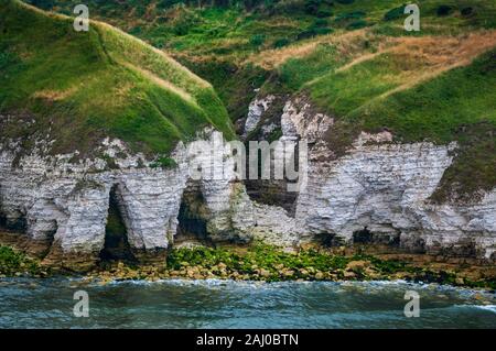 Erodierte Höhlen bei North Landing bei Flamborough Head, Humberside, von der Halbinsel nach Süden gesehen Stockfoto