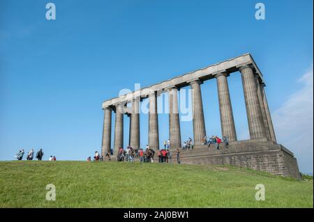 Edinburgh, SCHOTTLAND - 18. JUNI 2016 - Touristen versammeln sich im Sommer auf dem Calton Hill, Edinburgh, Schottland, am National Monument of Scotland Stockfoto