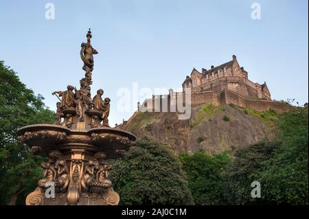 Das Edinburgh Castle von West Princes Street Gardens mit dem Ross Brunnen im Vordergrund Stockfoto