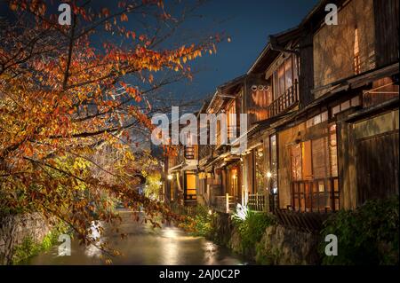 Ein Bach führt an alten Holzhäusern auf Shirakawa Dori im Gionviertel von Kyoto, Japan vorbei Stockfoto