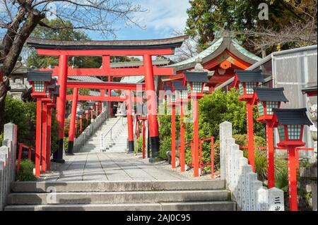 INUYAMA, JAPAN - 24. November 2016 - Traditionelle rote Torii-Tore, die zum Sankou Inari-Schrein auf der Burg Inuyama, Präfektur Aichi, Japan führen. Stockfoto