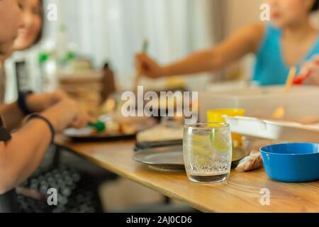 Gesunde Ernährung von Trinkwasser mit Schicht Kalk am Mittagstisch. Stockfoto