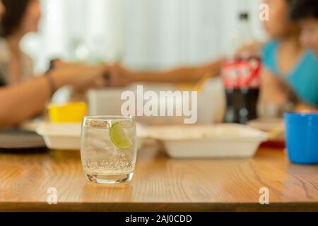 Gesunde Ernährung von Trinkwasser mit Schicht Kalk am Mittagstisch. Stockfoto