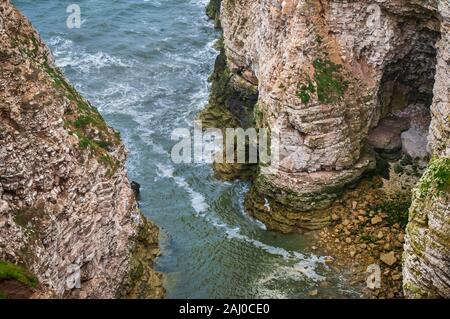 Erodierte Meereshöhlen bei North Landing in Flamborough Head, Humberside, von der Klippe aus gesehen. Stockfoto