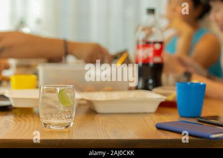 Gesunde Ernährung von Trinkwasser mit Schicht Kalk am Mittagstisch. Stockfoto