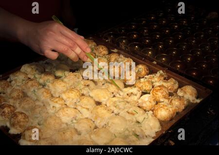 Osaka, JAPAN - 25. November 2017 - Takoyaki (Tintenkugeln), eine Osaka Spezialität, Osaka, Japan Stockfoto