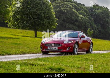 2014 red Jaguar XK Signatur Auto; klassische Autos, historics, gehegt und gepflegt, Oldtimer, sammelbaren restaurierten alten Veteran, Fahrzeuge vergangener Zeiten anreisen, für die Mark Woodward historischen Motorsport event bei Leighton Hall, Carnforth, Großbritannien Stockfoto