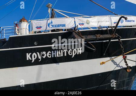Teneriffa/Spanien; 27. Dezember 2019: Krusenstern Viermastbark, Russische Segelschulschiff, im Hafen von Santa Cruz, Kanarische Inseln, Spanien Stockfoto