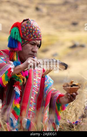 Schamane tut eine Zeremonie in den Anden, Peru Stockfoto