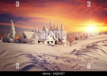 Winter Weihnachten sunrise Szene, Raster art Illustration. Bild von einem Land, Haus, Hütte in einer verschneiten morgen Szene. Winter weiße Landschaft frosty Tanne pin Stockfoto