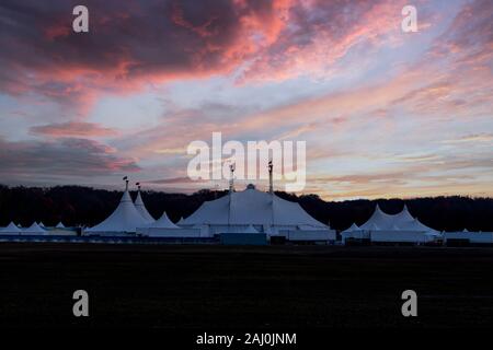 Zirkus Zelt unter einem warnen Sonnenuntergang und chaotischen Himmel, ohne den Namen des Zirkus Unternehmen, geklont wird und durch die metallische Struktur ersetzt Stockfoto