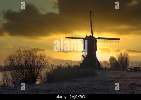 Mühle Silhouette am frühen Morgen Sonnenaufgang in Niederlande Stockfoto