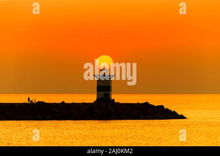 Sonnenuntergang am Leuchtturm von Hafen von Scheveningen am Sommer heißeste Tag überhaupt Stockfoto