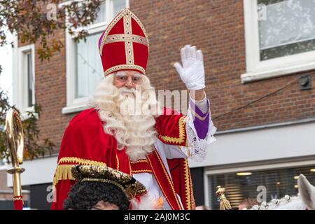 Den Haag, 16. November 2019 - Sinterklass (in Niederländisch) Reiter sein Pferd Parade in der Stadt kündigt seine Ankunft in der Stadt durch seine schwarzen se begleitet Stockfoto