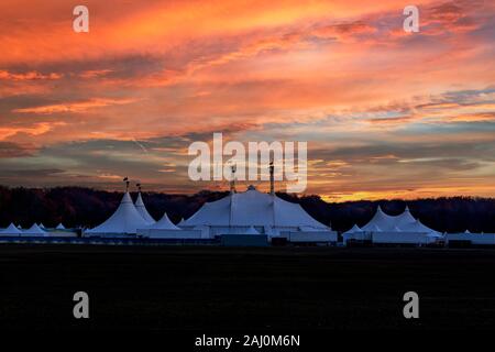 Zirkus Zelt unter einem warnen Sonnenuntergang und chaotischen Himmel, ohne den Namen des Zirkus Unternehmen, geklont wird und durch die metallische Struktur ersetzt Stockfoto