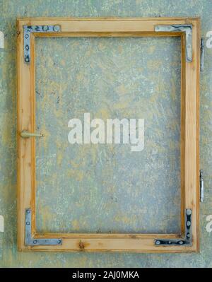 Fenster Rahmen durch alte Farbe auf alten Wand Hintergrund gereinigt Stockfoto