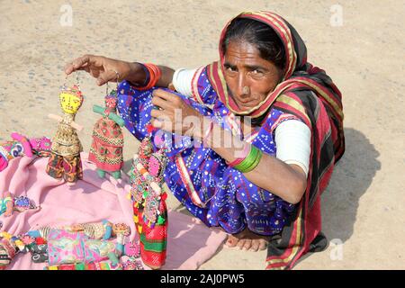 Stammfrau, Die Handgefertigte Toy Dolls, Nirona, Bhuj, Great Rann Of Kutch, Gujarat, Indien Verkauft Stockfoto