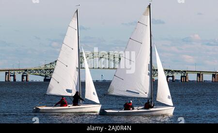 Nahaufnahme von zwei Person Segelboote segeln auf einem kalten Dezember 2019 Tag in der Great South Bay mit der Brücke im Hintergrund. Stockfoto