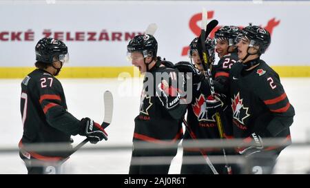 Ostrava, Tschechische Republik. 02 Jan, 2020. Barrett Hayton (können), Links, feiert ein Ziel während der 2020 IIHF World Junior Eishockey Meisterschaften viertelfinalegleichen zwischen Kanada und der Slowakei in Ostrava, Tschechische Republik, am 2. Januar 2020. Credit: Jaroslav Ozana/CTK Photo/Alamy leben Nachrichten Stockfoto