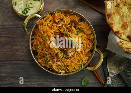Indisches essen/Restaurant Menü Konzept - Hammel biryani, Butter Chicken, Roti und raita Hintergrund Stockfoto