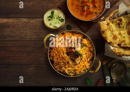 Indisches essen/Restaurant Menü Konzept - Hammel biryani, Butter Chicken, Roti und raita Hintergrund Stockfoto
