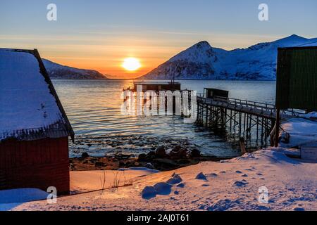 Rekvik Dorf, winter Sonnenuntergang Norwegische See Landschaften auf der Insel Kvaløya in Tromsø Gemeinde in Troms County, Norwegen. Stockfoto