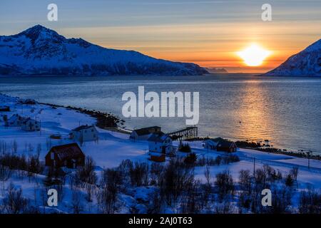 Rekvik Dorf, winter Sonnenuntergang Norwegische See Landschaften auf der Insel Kvaløya in Tromsø Gemeinde in Troms County, Norwegen. Stockfoto