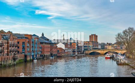 YORK ENGLAND Blick über den Fluss Ouse VERGANGENHEIT WOODSMILL UND ANDEREN ALTEN IN DIE OUSE BRIDGE LAGER Stockfoto