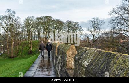 YORK ENGLAND WANDERER AUF DIE WÄNDE zu BAILE HILL Stockfoto