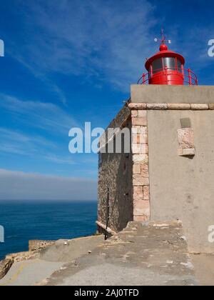 Berühmte Leuchtturm in Nazare, die Portugal Atlantik umgeben Stockfoto