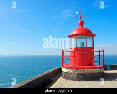 Berühmte Leuchtturm in Nazare, die Portugal Atlantik umgeben Stockfoto