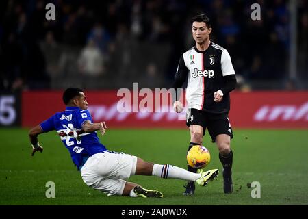 Genua, Italien. 18 Dezember, 2019: Cristiano Ronaldo (R) der FC Juventus wird durch Jeison Murillo von UC Sampdoria in der Serie A Fußballspiel zwischen UC Sampdoria und Juventus FC angegangen. FC Juventus gewann 2-1 über UC Sampdoria. Credit: Nicolò Campo/Alamy leben Nachrichten Stockfoto