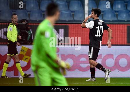 Genua, Italien. 18 Dezember, 2019: Paulo Dybala (R) von Juventus Turin FC feiert nach dem Scoring ein Ziel während der Serie ein Fußballspiel zwischen UC Sampdoria und Juventus Turin. FC Juventus gewann 2-1 über UC Sampdoria. Credit: Nicolò Campo/Alamy leben Nachrichten Stockfoto