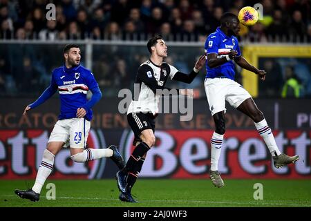 Genua, Italien. 18 Dezember, 2019: Omar Colley (R) der UC Sampdoria konkurriert für einen Header mit Cristiano Ronaldo von Juventus Turin in der Serie A Fußballspiel zwischen UC Sampdoria und Juventus Turin. FC Juventus gewann 2-1 über UC Sampdoria. Credit: Nicolò Campo/Alamy leben Nachrichten Stockfoto