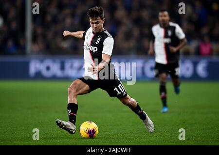 Genua, Italien. 18 Dezember, 2019: Paulo Dybala von Juventus Turin FC kickt den Ball während der Serie ein Fußballspiel zwischen UC Sampdoria und Juventus Turin. FC Juventus gewann 2-1 über UC Sampdoria. Credit: Nicolò Campo/Alamy leben Nachrichten Stockfoto