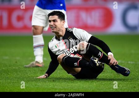 Genua, Italien. 18 Dezember, 2019: Cristiano Ronaldo von Juventus Turin FC berührt seine Knöchel während der Serie ein Fußballspiel zwischen UC Sampdoria und Juventus Turin. FC Juventus gewann 2-1 über UC Sampdoria. Credit: Nicolò Campo/Alamy leben Nachrichten Stockfoto