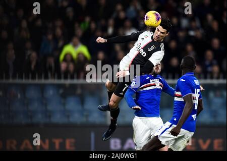 Genua, Italien. 18 Dezember, 2019: Cristiano Ronaldo (L) von Juventus Turin FC ein Tor während der Serie ein Fußballspiel zwischen UC Sampdoria und Juventus Turin. FC Juventus gewann 2-1 über UC Sampdoria. Credit: Nicolò Campo/Alamy leben Nachrichten Stockfoto