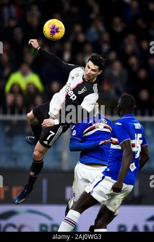 Genua, Italien. 18 Dezember, 2019: Cristiano Ronaldo (L) von Juventus Turin FC ein Tor während der Serie ein Fußballspiel zwischen UC Sampdoria und Juventus Turin. FC Juventus gewann 2-1 über UC Sampdoria. Credit: Nicolò Campo/Alamy leben Nachrichten Stockfoto