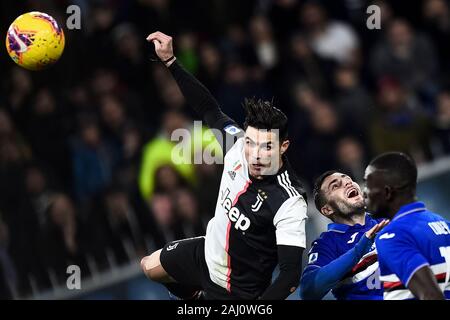 Genua, Italien. 18 Dezember, 2019: Cristiano Ronaldo (L) von Juventus Turin FC ein Tor während der Serie ein Fußballspiel zwischen UC Sampdoria und Juventus Turin. FC Juventus gewann 2-1 über UC Sampdoria. Credit: Nicolò Campo/Alamy leben Nachrichten Stockfoto