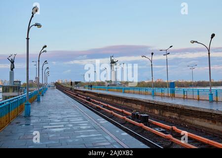 U-Bahn zur U-Bahn-Station Dnipro in Kiew, Ukraine Stockfoto